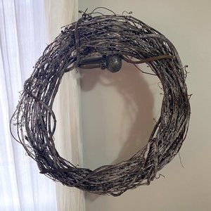 *NWT* Frosted Grapevine Wreath